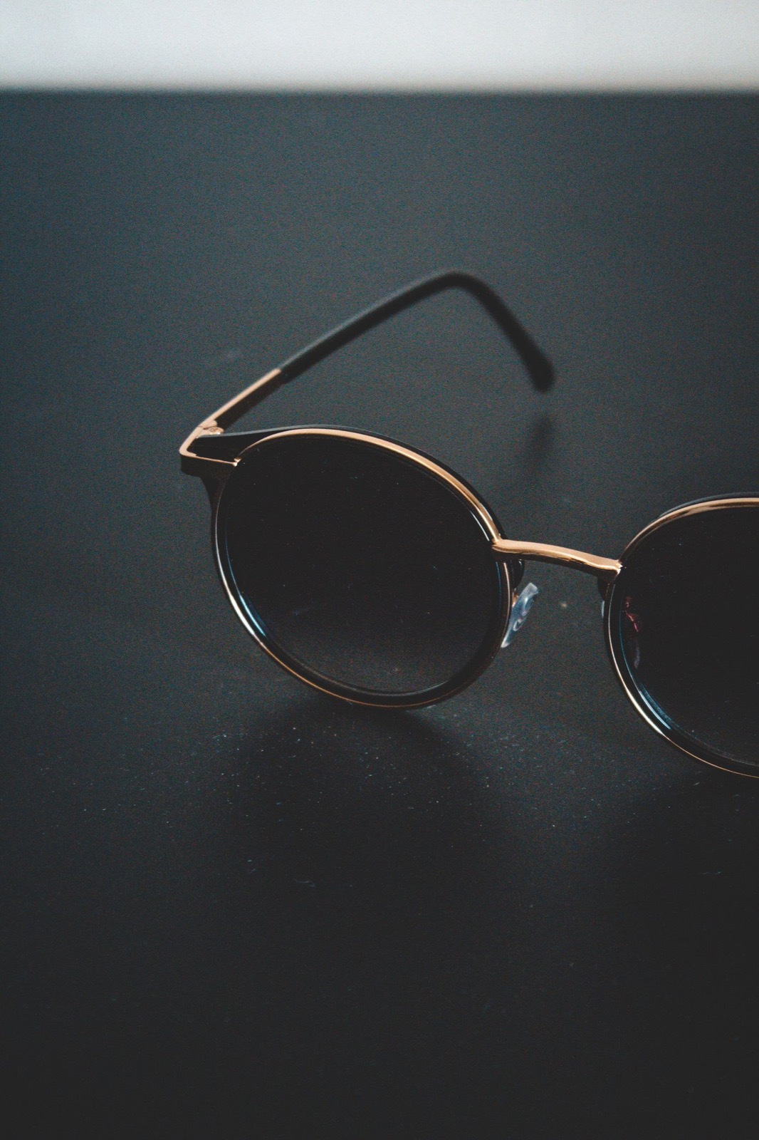 Round sunglasses with a slim metal rim